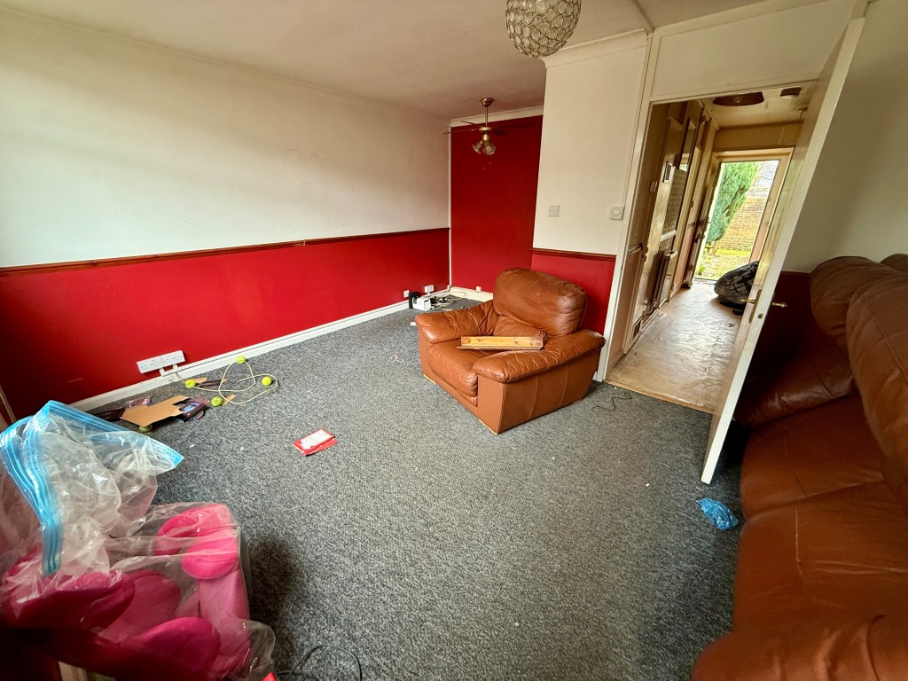 Lot: 146 - HOUSE IN NEED OF IMPROVEMENT - Living room